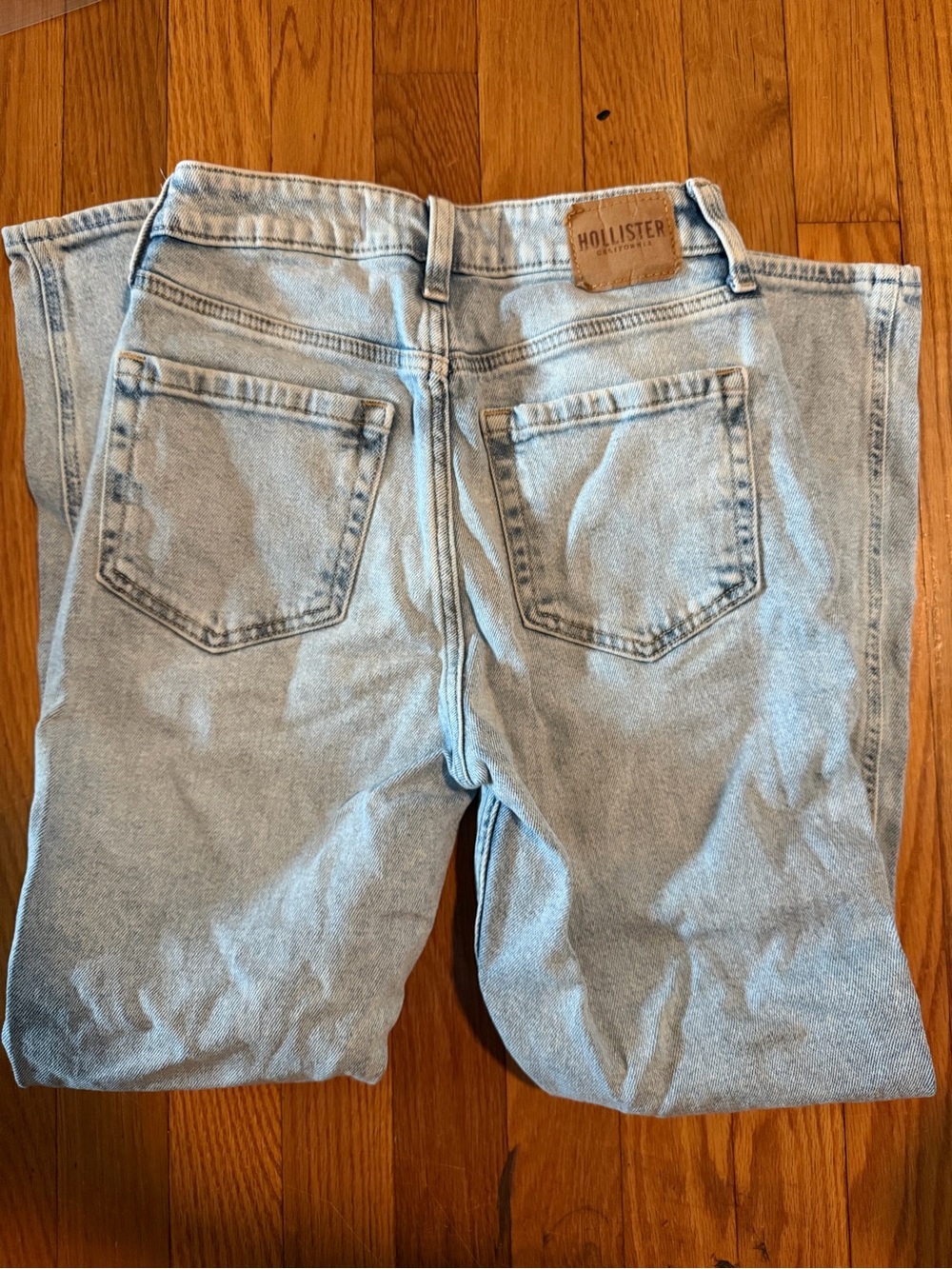 LNWOT Hollister Light Blue Distressed Straight Leg Jeans - Picture 2 of 3